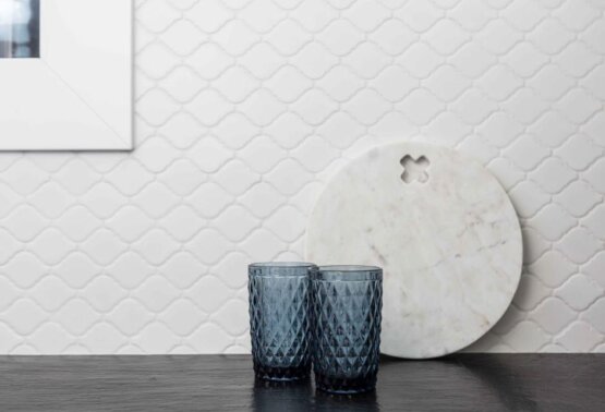 Arabesco White mozaika dunin w kuchni nad blatem 131017